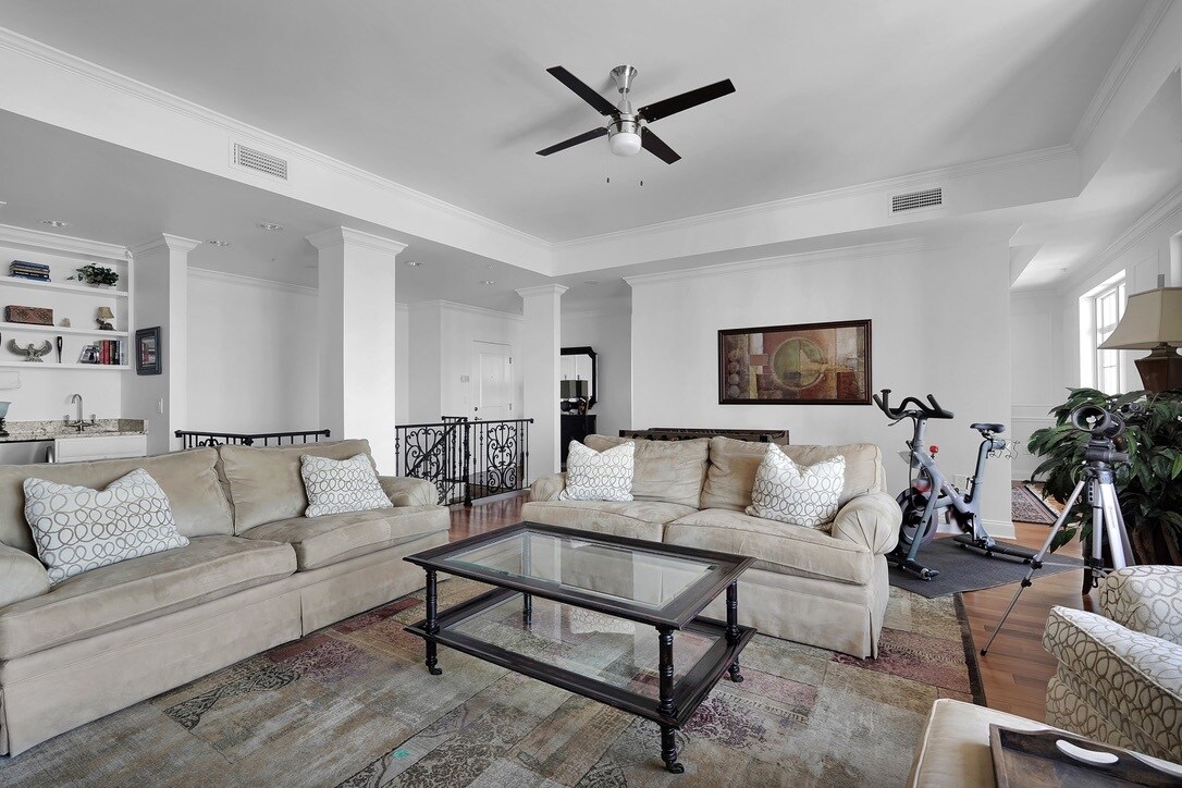 Building Photo - 400 E Bay St