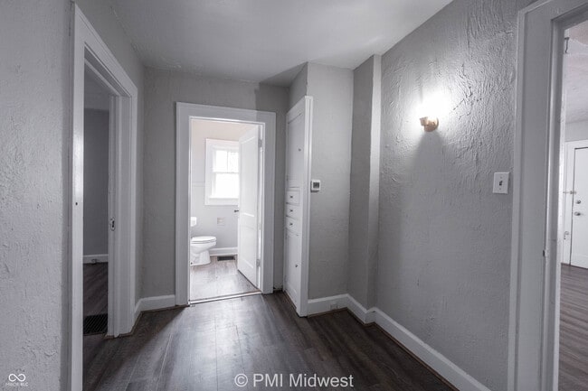 Building Photo - 824 E 44th St