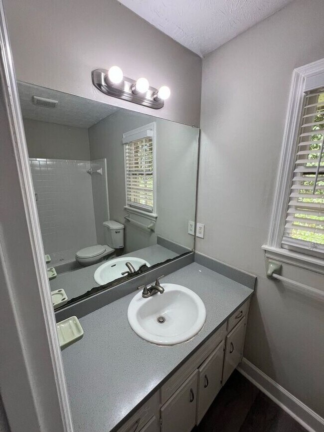 Building Photo - Beautiful cozy 3 bedroom ranch home!