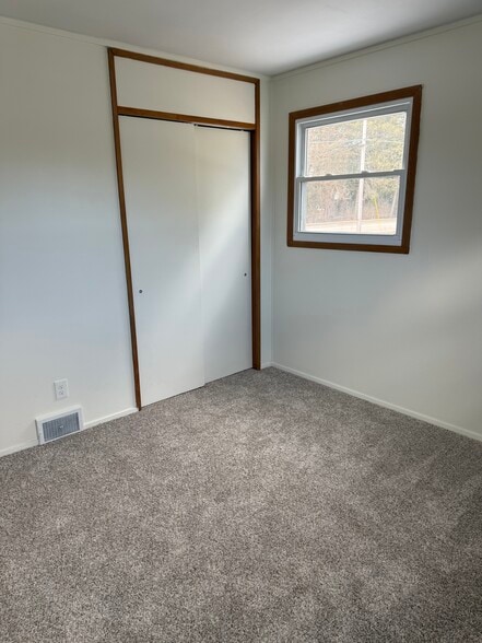 Building Photo - 966 N Green Bay Rd