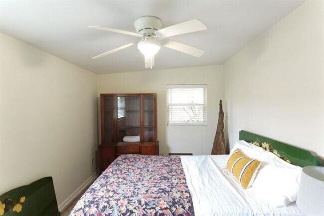 Building Photo - 820 Chestwood Ave