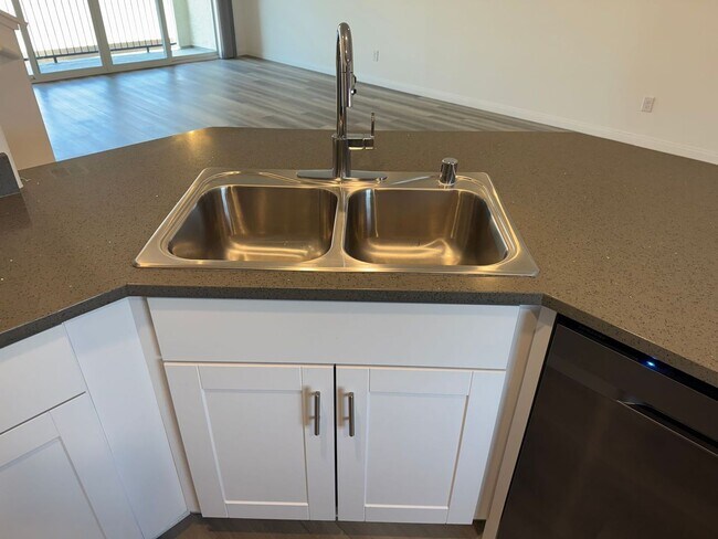 Building Photo - BEAUTIFUL 3 BEDROOM 3 BATH TRI-LEVEL HOME ...