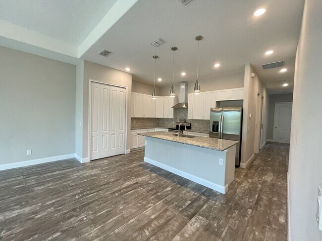 Building Photo - Lovely and Unique Custom-built Duplex Avai...