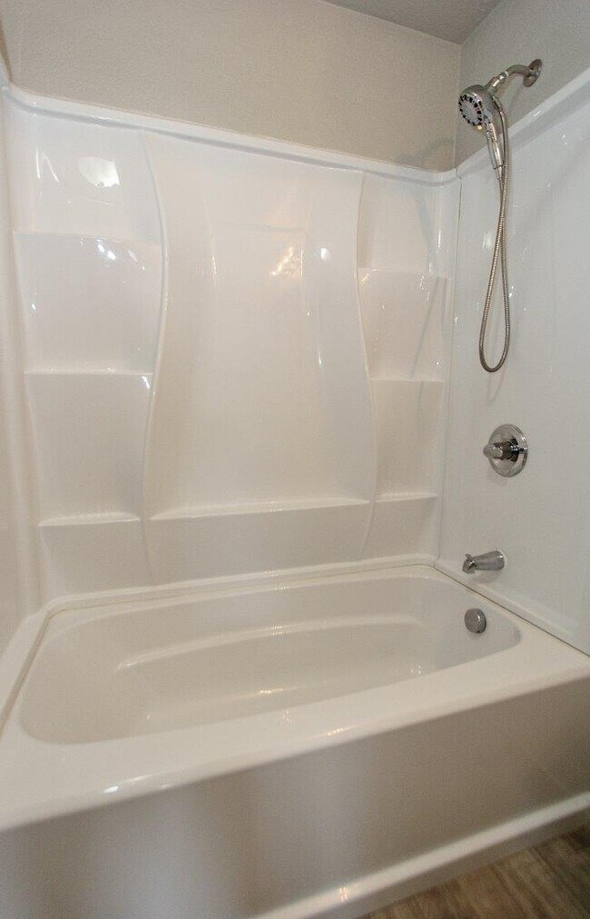 Building Photo - 815 E 1st St