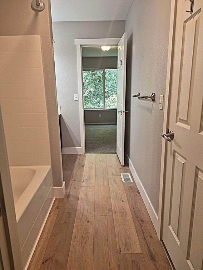 Building Photo - Beautiful 2BD/1.5BA Condo located in the Edgewater at South Hill