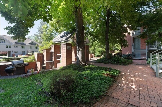 Building Photo - HIGHLY DESIRABLE West Pearl 2 Bed 1 Bath Top Floor Condo-Available August 5th!