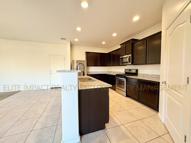 Building Photo - 11684 W Vanderbilt Farms Way