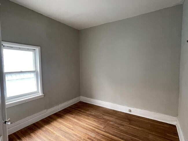 Building Photo - 515 Plymouth Avenue - 2