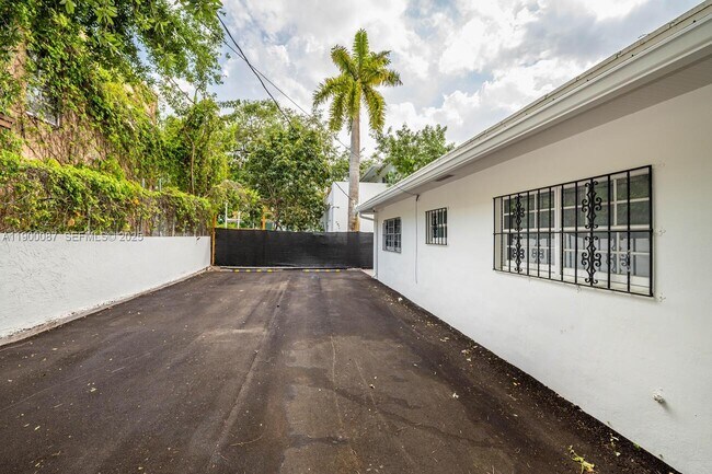 Building Photo - 510 NE 66th St