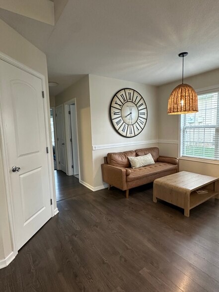 Building Photo - 9527 Acacia Psge