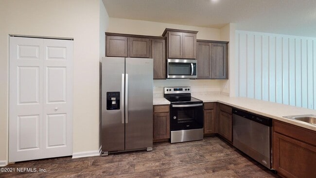 Building Photo - Inviting Townhouse