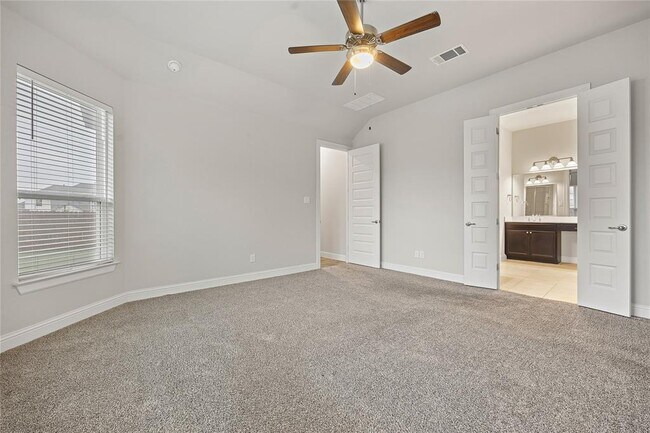 Building Photo - 2004 Highland Ridge Rd