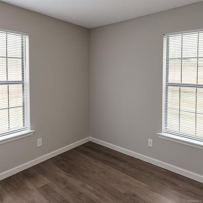 Building Photo - 749 St Martins Dr