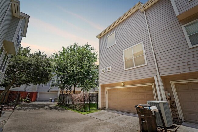 Building Photo - 2124 Gillette St