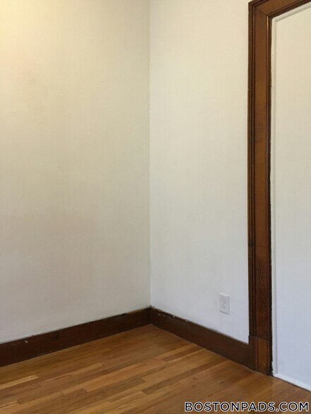 Building Photo - 849 Beacon St