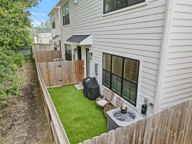 Building Photo - 6423 Highland Pine Ln