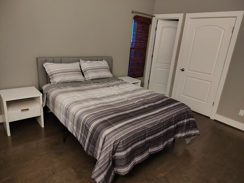 Building Photo - Room in Apartment on N Poplar St