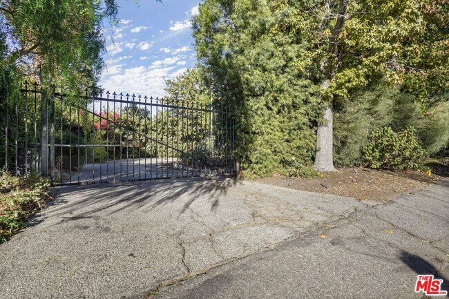 Building Photo - 23057 Sylvan St