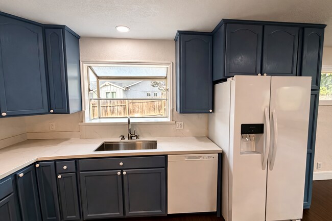 Building Photo - 3 bed 2 Bath Home Recently renovated single-family home in Fairfield,