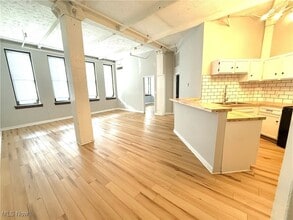 Building Photo - 1133 W 9th St