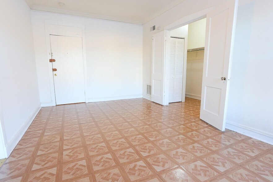 Building Photo - 2222 W Wilson Ave