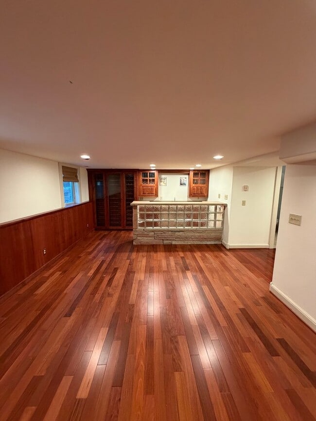 Building Photo - 916 Poly Dr
