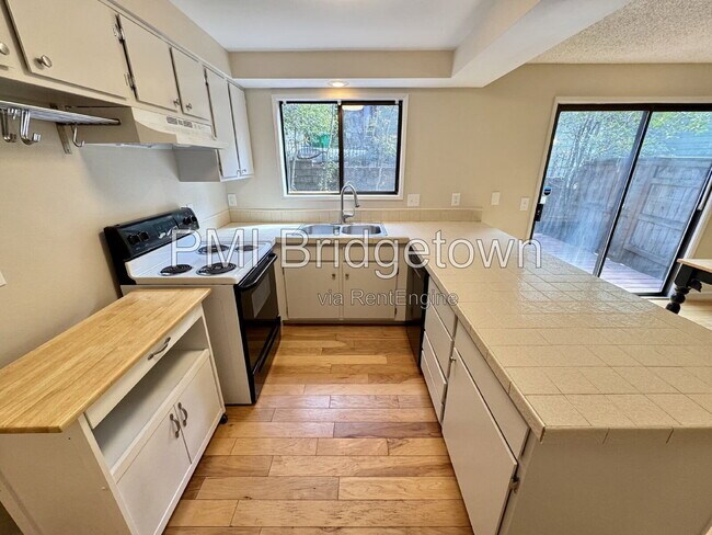 Building Photo - 702 SW 6th Ct