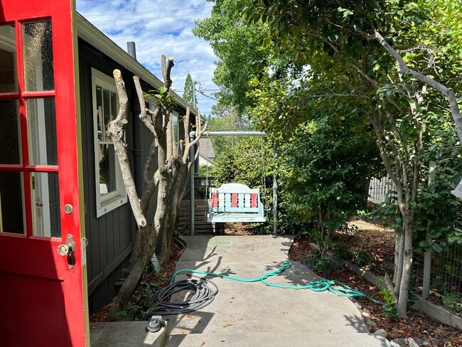 Building Photo - Adorable 2 Bedroom One Bathroom Home Close...