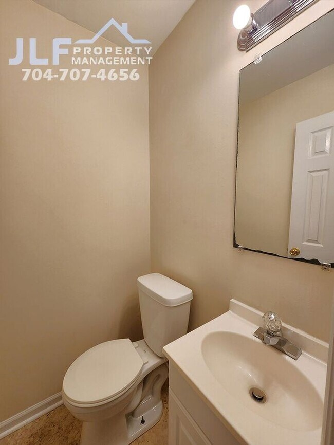 Building Photo - 2 Bed /1.5 Bath Duplex in Convenient Kanna...