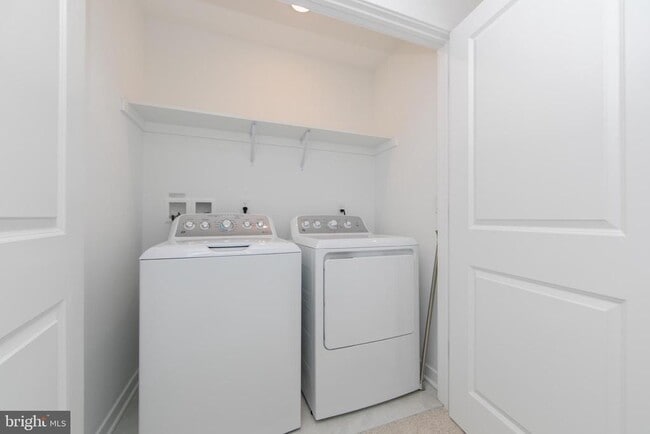 Building Photo - 65 Basswood St