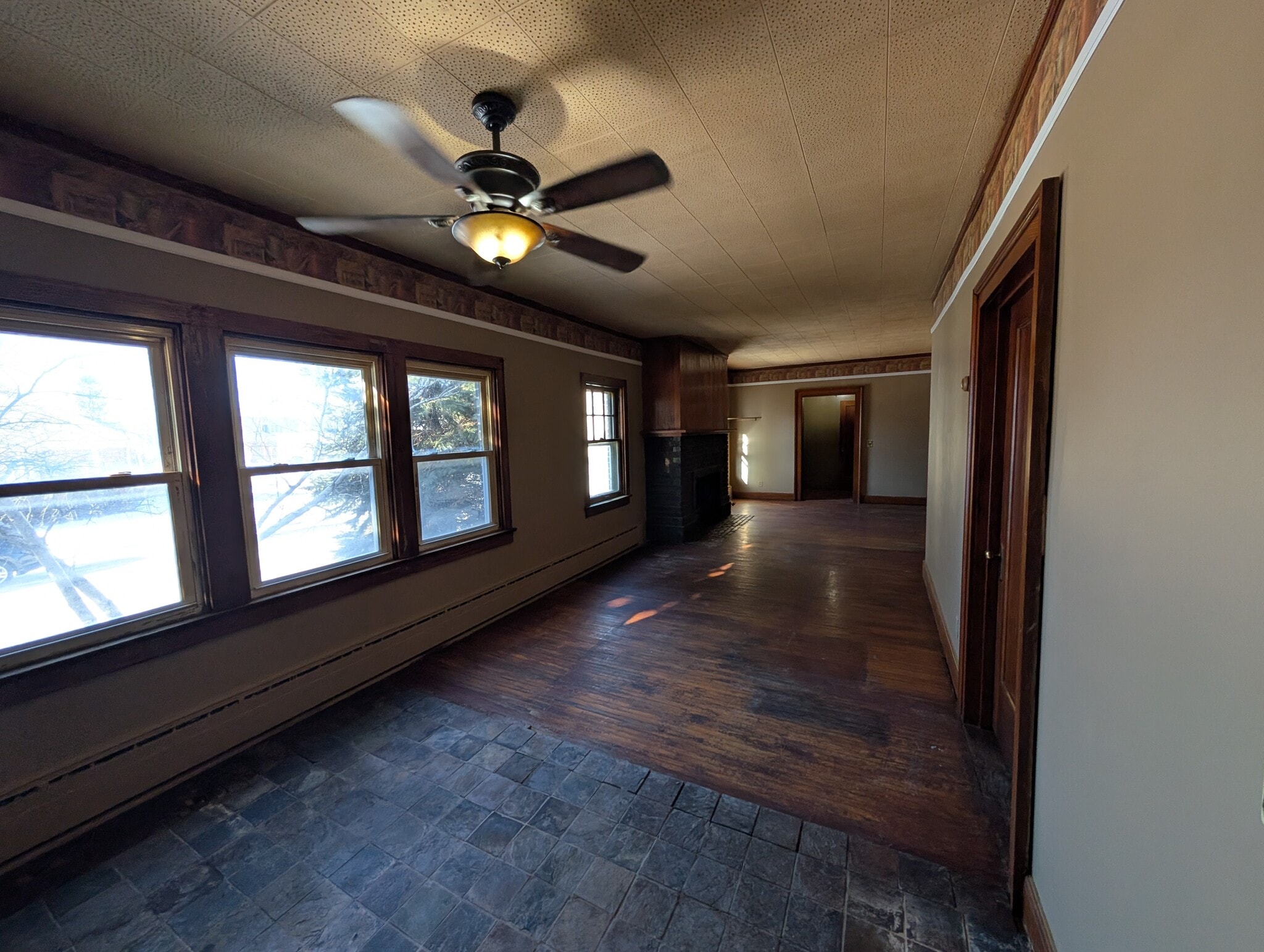 Building Photo - 121 W Comanche Ave