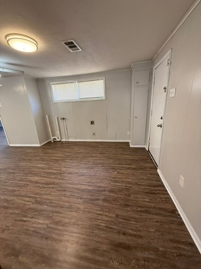 Building Photo - Simple & Comfortable 3 Bedroom Home in Iowa, LA with Large Yard!