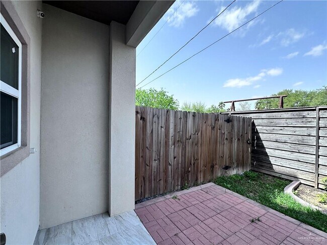 Building Photo - 22 Sunset Dr