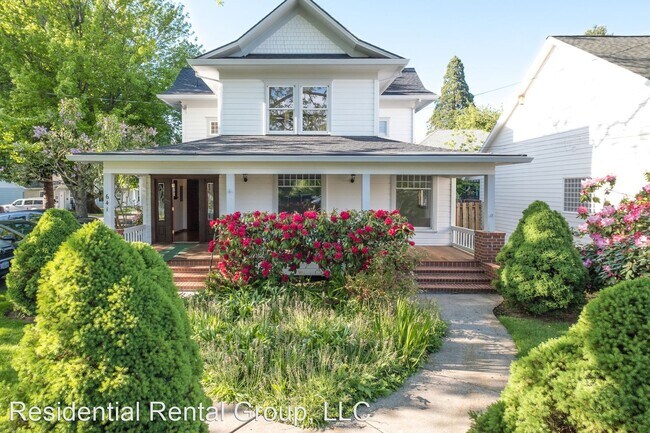 Primary Photo - 4 br, 2.5 bath House - 641 East Main Street