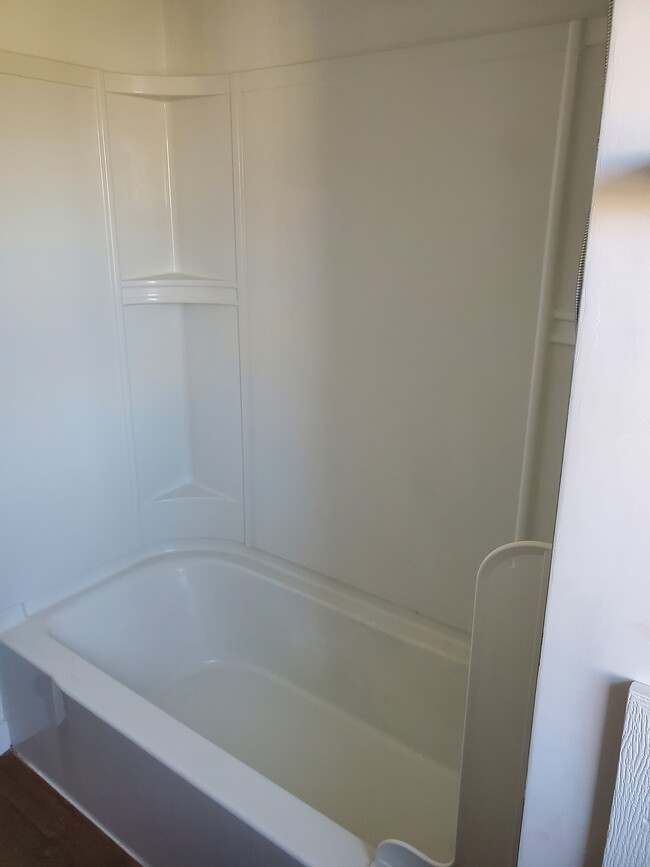 Full size bath/shower - 149 High St