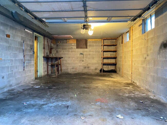 Building Photo - Beautiful 3 bed 1 bath house, over sized driveway, garage and fenced in back yard $1,795  [Move-i...