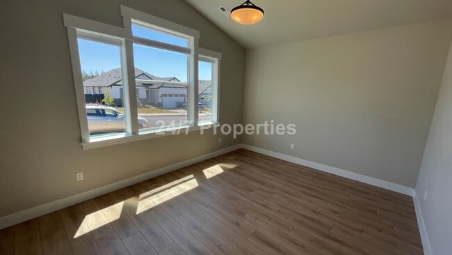 Building Photo - Modern 3 BD | 2 BA Home w/ Bonus Room - Es...
