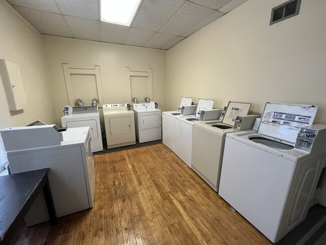 Building Photo - 1730 W Kilbourn Ave