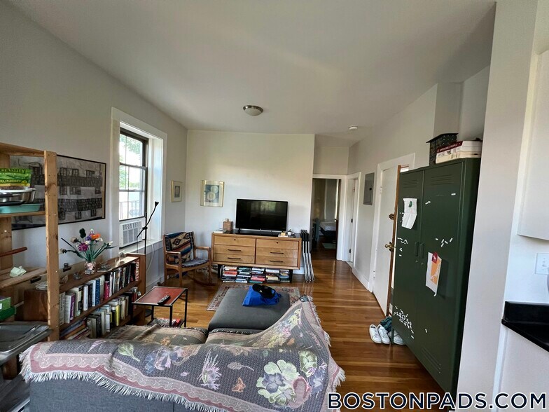 Building Photo - 102 Willow St