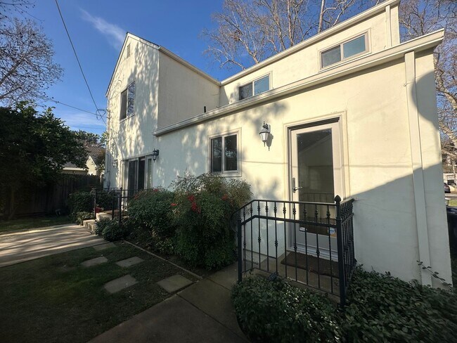 Building Photo - 4 Bedroom 3 Bathroom Land Park Home