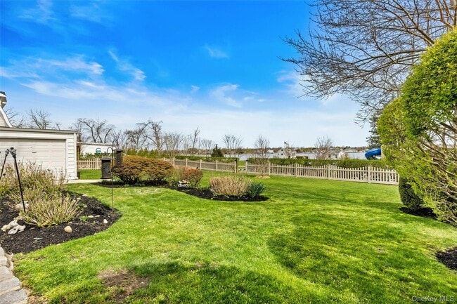 Building Photo - 373 Great River Rd