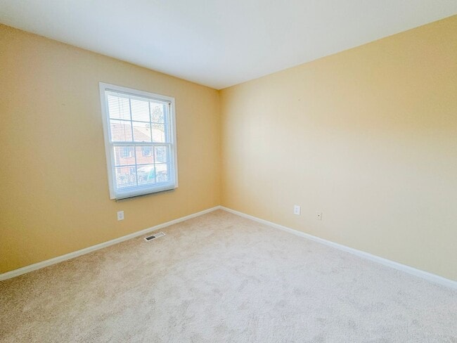 Building Photo - Relaxing 3 Bed 2 Bath Brick Townhome With Fenced Yard In Beautiful Franconia Commons