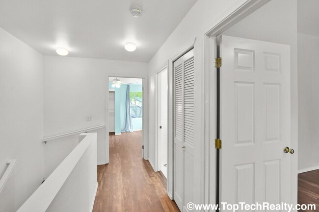 Building Photo - Charming 3 BD 2 BA Townhome Located in Hillsboro's Briarcreek Community | Recently Updated! | Mai...