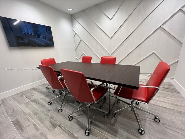 Building Photo - 401 Hialeah Dr