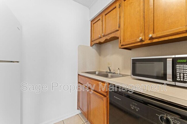 Building Photo - 1142/1144 Willow Creek Dr