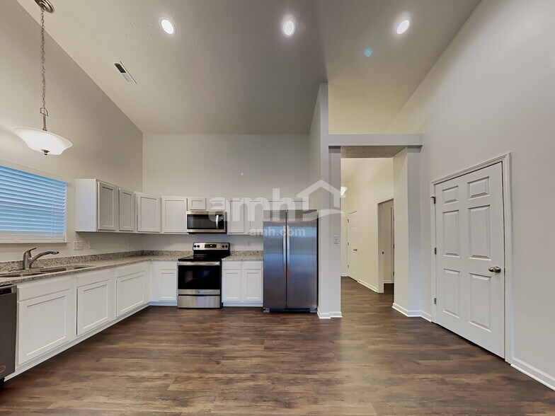 Building Photo - 1268 W Crystal Dr