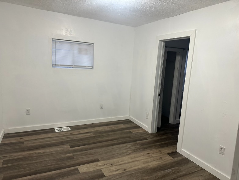 Building Photo - 203 Roan Ave