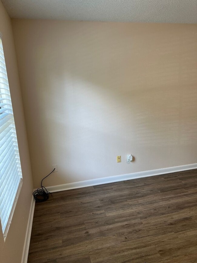 Building Photo - POOL-VIEW/ ACCESS - 2 Bedroom 1.5 Bath Tow...