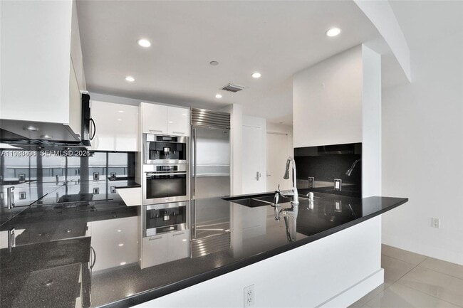 Building Photo - 17121 Collins Ave