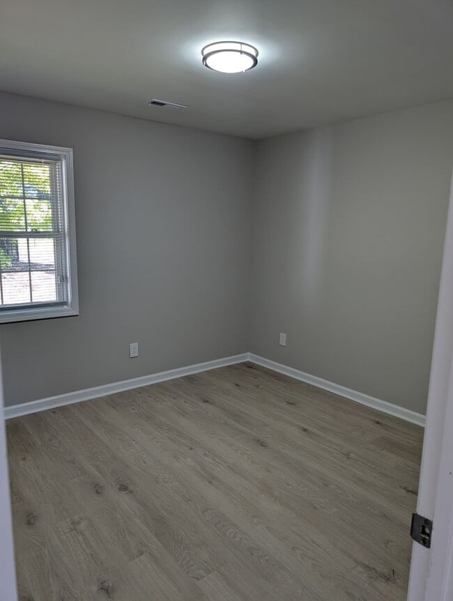 Building Photo - Two bedroom, 1 bath Apartment in Burlington
